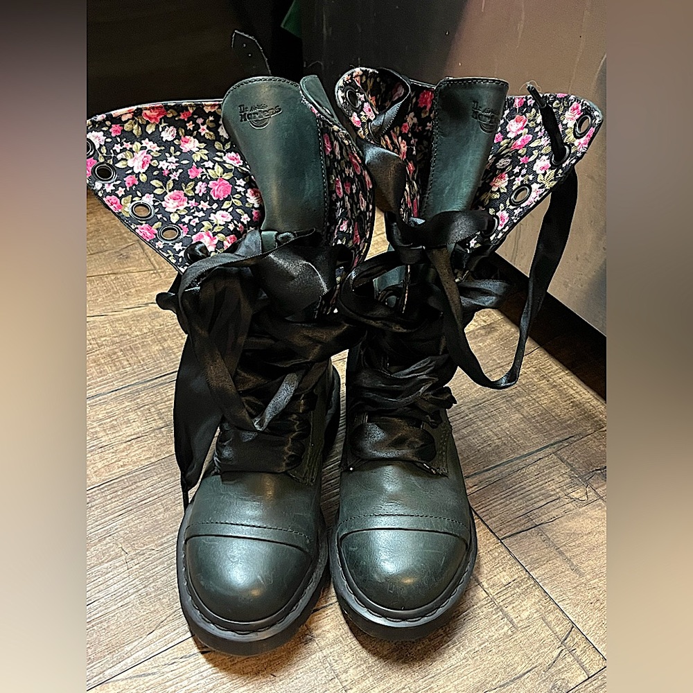 Dr. Martens Triumph - New no box. Size 6 women. Green outer. Floral inside.
